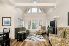 3BR Lakeside Penthouse Retreat With Rooftop BBQ